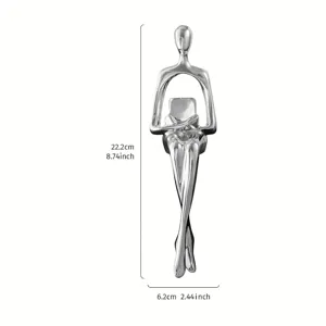 Moderna escultura abstracta de figura sentada plateada con dimensiones de altura y anchura