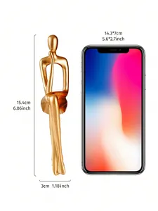 Comparaison de taille détaillée d'une sculpture de penseur abstrait doré avec téléphone