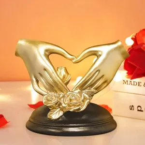 Elegante goldene Herz-Hände-Skulptur aus Harz mit Rosen, ideales Hochzeitsgeschenk