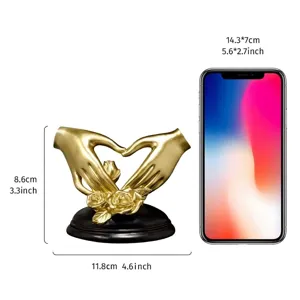 Elegante goldene Hände aus Harz bilden ein Herz mit Rosen, romantische Hochzeitsdeko Geschenk