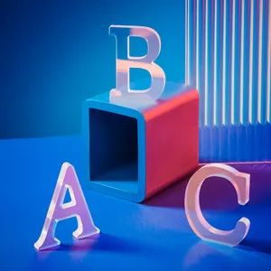 Vue macro détaillée de lettres ABC en acrylique coloré avec éclairage d'ambiance