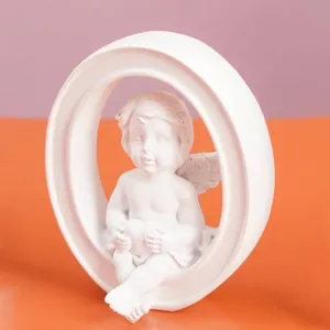 Figura de ángel de resina blanca de estilo nórdico en un marco con forma de O