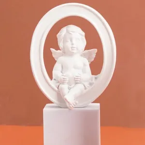 Figura de ángel de resina blanca de estilo nórdico sentada en un marco de letra O