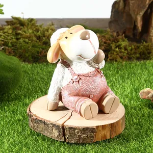 Detailopname van een schattig zittend schaap tuinornament van kunsthars met fijne details
