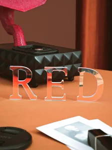 Gros plan de lettres miroir RED en acrylique irisées pour décoration d'intérieur