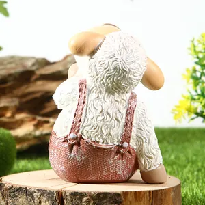 Gedetailleerd achteraanzicht van een schattig schapentuinornament met bruine tuinbroek