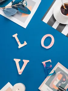 Lettres en acrylique irisé épelant 'LOVE' pour décoration d'intérieur moderne