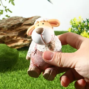Detailopname van een schattig bruin schapenbeeldje in een tuin- of bureaudecoratie