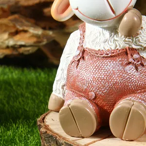 Macrodetail van een schattig tuinbeeldje schaap met gestructureerde wol en bruine tuinbroek