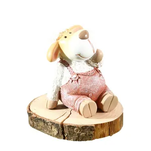 Schattig bruin zittend schaap tuinbeeldje decoratie op een rustieke houten schijf