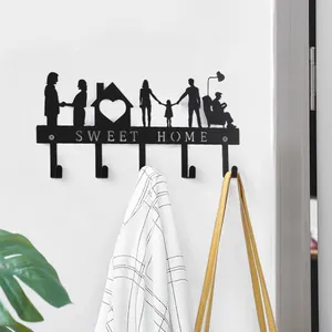 Nahaufnahme des schwarzen Metall-Schlüsselhalters mit Familiensilhouette für die Wand.
