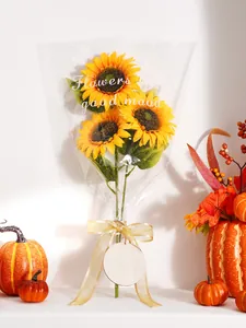 Nahaufnahme eines künstlichen Sonnenblumenstraußes mit 'Flowers good mood' und Anhänger