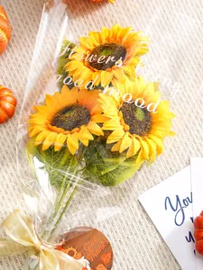 Nahaufnahme eines künstlichen Sonnenblumenstraußes mit einem Give Thanks Anhänger für Deko