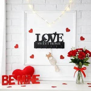 Schwarze hölzerne LOVE SWEET HOME Wandhaken mit Herzdeko für die Heimorganisation