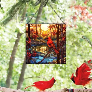 Atrapasol de acrílico estilo vitral con cardenal colgado de la rama de un árbol