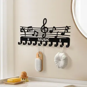 Nahaufnahme des schwarzen Metall-Wandhakens mit Noten und eingraviertem MUSIC-Schriftzug.