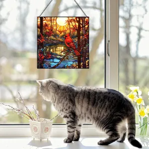 Atrapasol de acrílico de pájaro cardenal estilo vitral en ventana soleada con gato