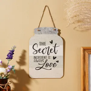 Detailansicht eines hölzernen Küchenwandschilds in Glasform mit dem Text Secret Ingredient Love