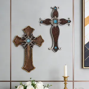 Decoración de pared gótica de resina con patrones florales y detalles turquesas.