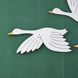Detailansicht der fliegenden Gänse aus Holz als dekorativer Wandschmuck in Grün