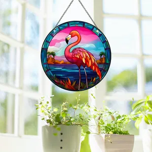 Pendentif flamant rose en acrylique style vitrail suspendu dans une fenêtre ensoleillée
