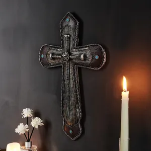 Cruz gótica de resina vintage para pared con textura detallada y luz de velas.