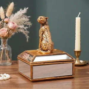 Vue détaillée d'une boîte à bijoux miroir élégante avec une figurine de léopard doré