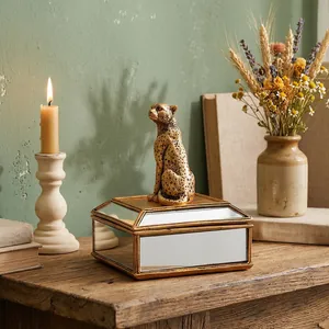 Détail rapproché d'une boîte à bijoux dorée vintage avec figurine de léopard