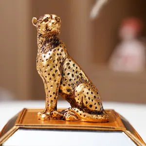 Gros plan détaillé d'une figurine de guépard dorée vintage pour présentoir à bijoux