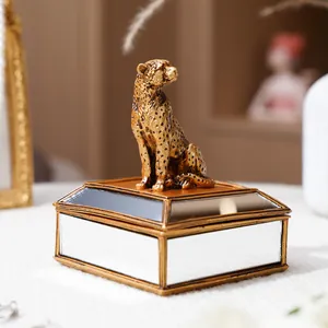 Vue rapprochée détaillée d'une figurine de léopard doré sur une boîte à bijoux miroir