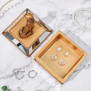 Boîte à bijoux dorée élégante avec figurine de léopard sur fond de marbre blanc