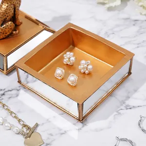 Vue détaillée d'un plateau à bijoux luxueux doré miroir avec décor léopard