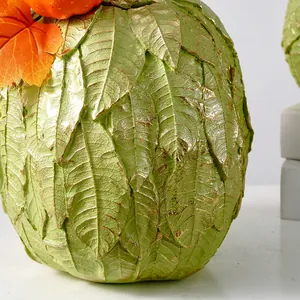 Gros plan de décoration de citrouille avec texture de feuilles vertes