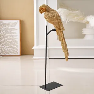 Figura creativa de loro de resina dorada sobre soporte negro para decoración del hogar