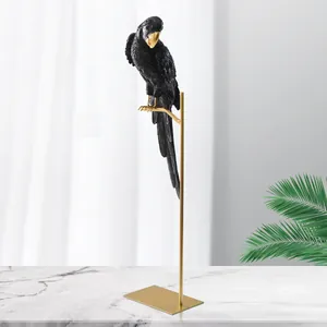 Adorno creativo de loro negro con soporte dorado para decoración del hogar