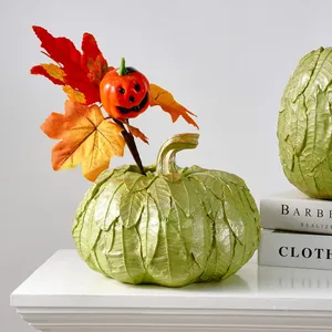 Vue détaillée d'un vase citrouille vert texturé avec décorations d'automne