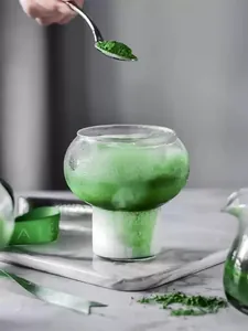 Detailansicht eines einzigartigen Kürbis-Glases für die Zubereitung von Matcha Latte.