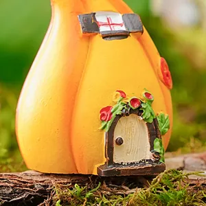 Primer plano detallado de una casa calabaza de resina para decoración de jardín de hadas