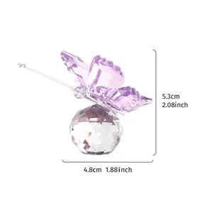 Tabla de tallas detallada que muestra la figura de mariposa de cristal de 5,3 cm.