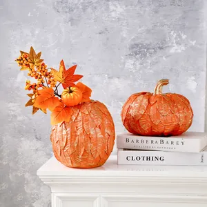 Détail de vases en forme de citrouille avec texture de feuilles pour déco d'automne
