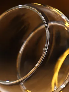 Nahaufnahme eines hitzebeständigen Glases in Kalebassenform mit glatten Kurven