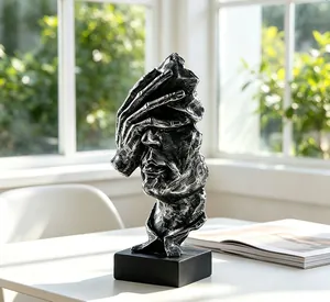 Vista detallada de una escultura de busto abstracto con acabado texturizado negro y plateado.