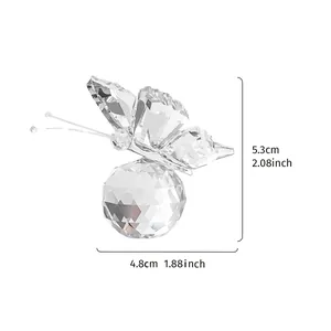 Adorno de mariposa de cristal con base de bola facetada, dimensiones mostradas claramente