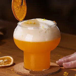 Einzigartige hitzebeständige Glas-Tasse in Flaschenform für Saft oder Bier auf Holz