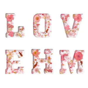 Lettere decorative fatte a mano in resina con fiori secchi rosa e foglia d'oro