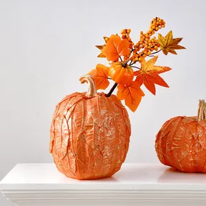 Vue détaillée du vase citrouille avec texture de feuille réaliste et accents dorés