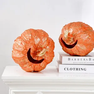 Vue détaillée de décorations citrouilles de fête avec texture de feuilles