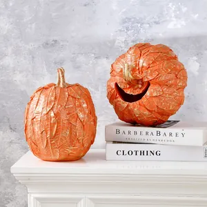 Gros plan artistique d'ornements de citrouille orange à texture de feuilles sur livres