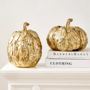 Vue rapprochée d'ornements en citrouille dorée avec texture de feuilles pour déco.