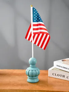 Vista detallada de un soporte para bandera de mesa azul claro con forma de calabaza